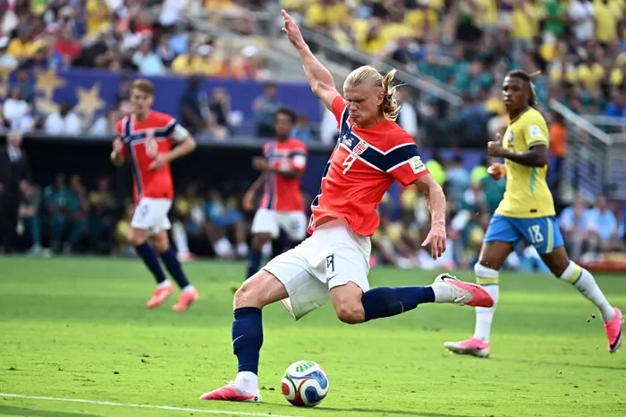 Erling Haaland ataca a área do Brasil na Copa do Mundo 2026