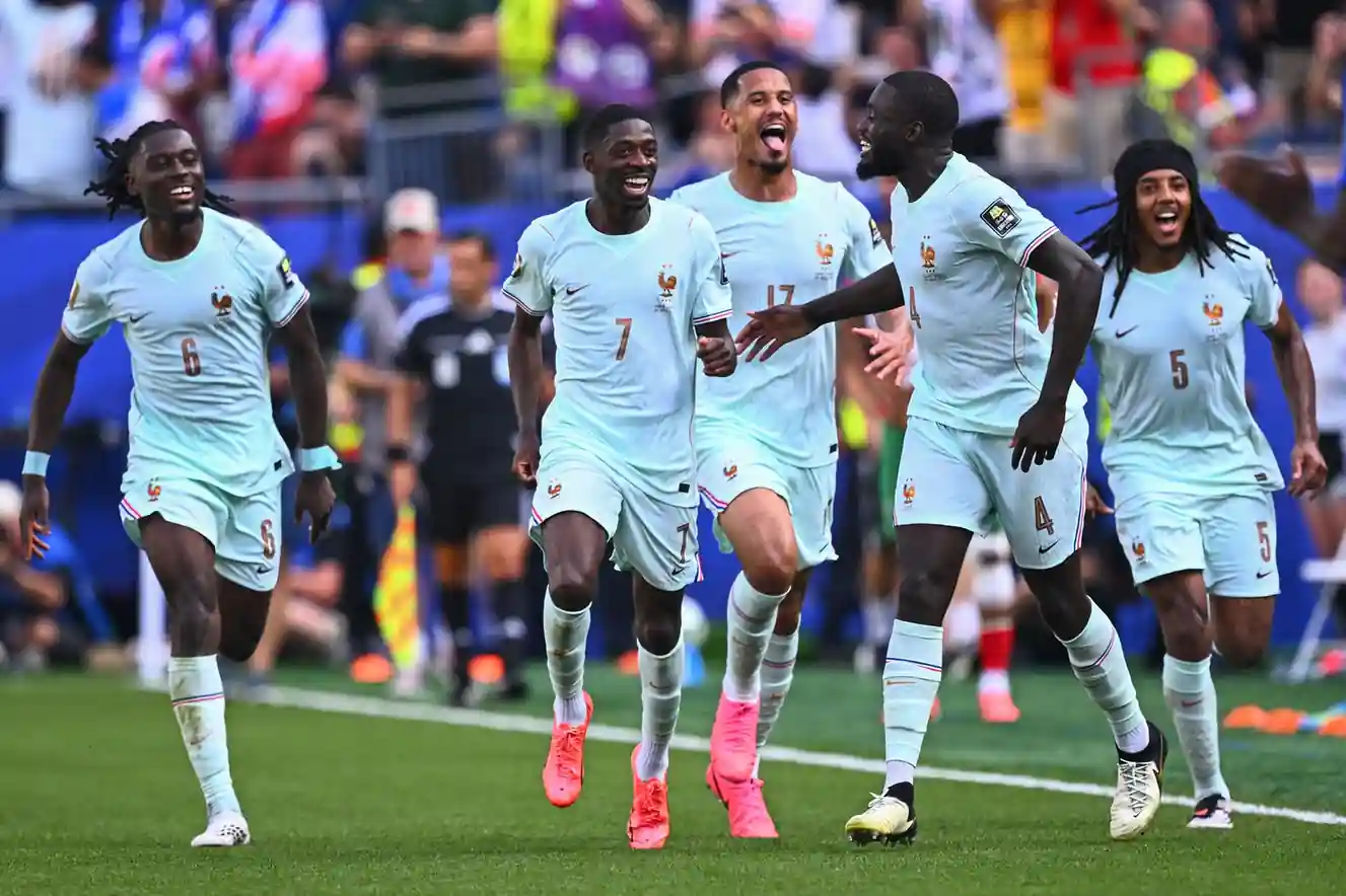 France VS Morocco com o Marrocos se defendendo perto da área