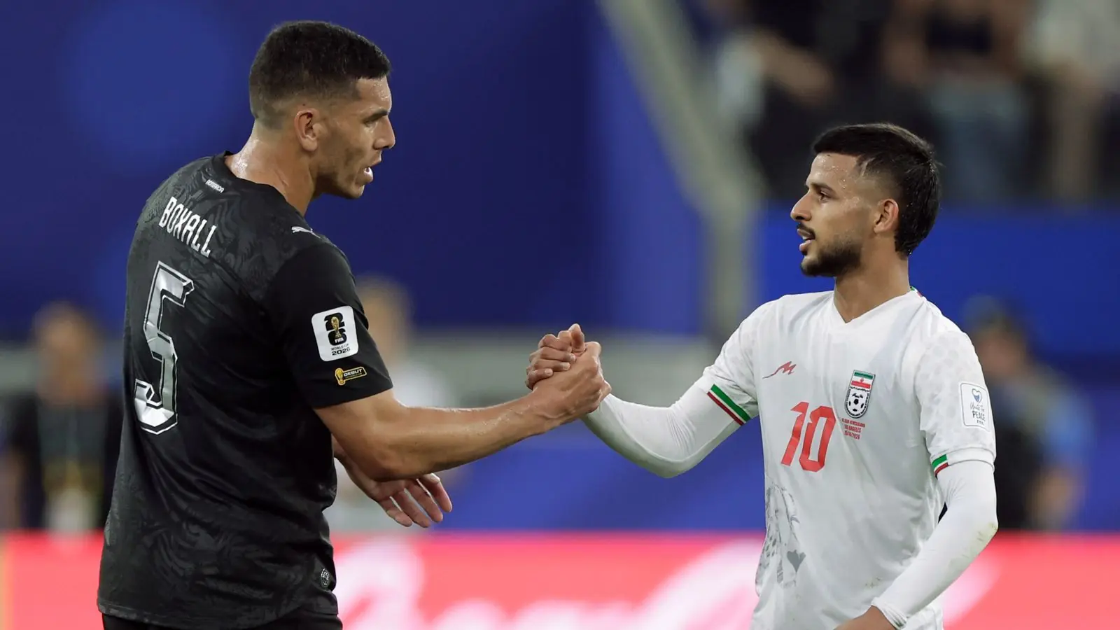 Jogadores do Irã comemoram sua reação contra a Nova Zelândia na Copa do Mundo 2026