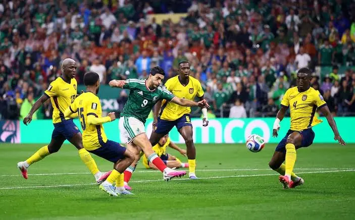 Lance de Mexico VS Ecuador depois da demora por clima no Estadio Azteca