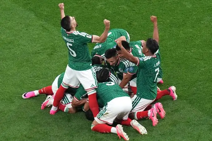 México comemora depois de vencer o Equador na Copa do Mundo 2026