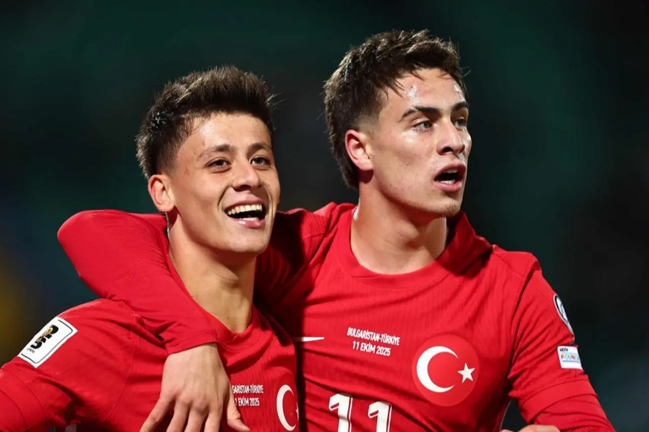 Elenco da Turquia comemorando a classificação para a Copa do Mundo 2026